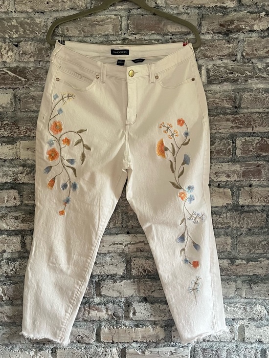 Bandolino Denim - Bandolino Lisbeth Curvy Crop Floral Embroidery White Jeans in excellent like new